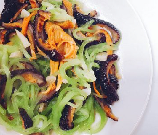 Stir fry Arctic sea cucumber and asparagus lettuce