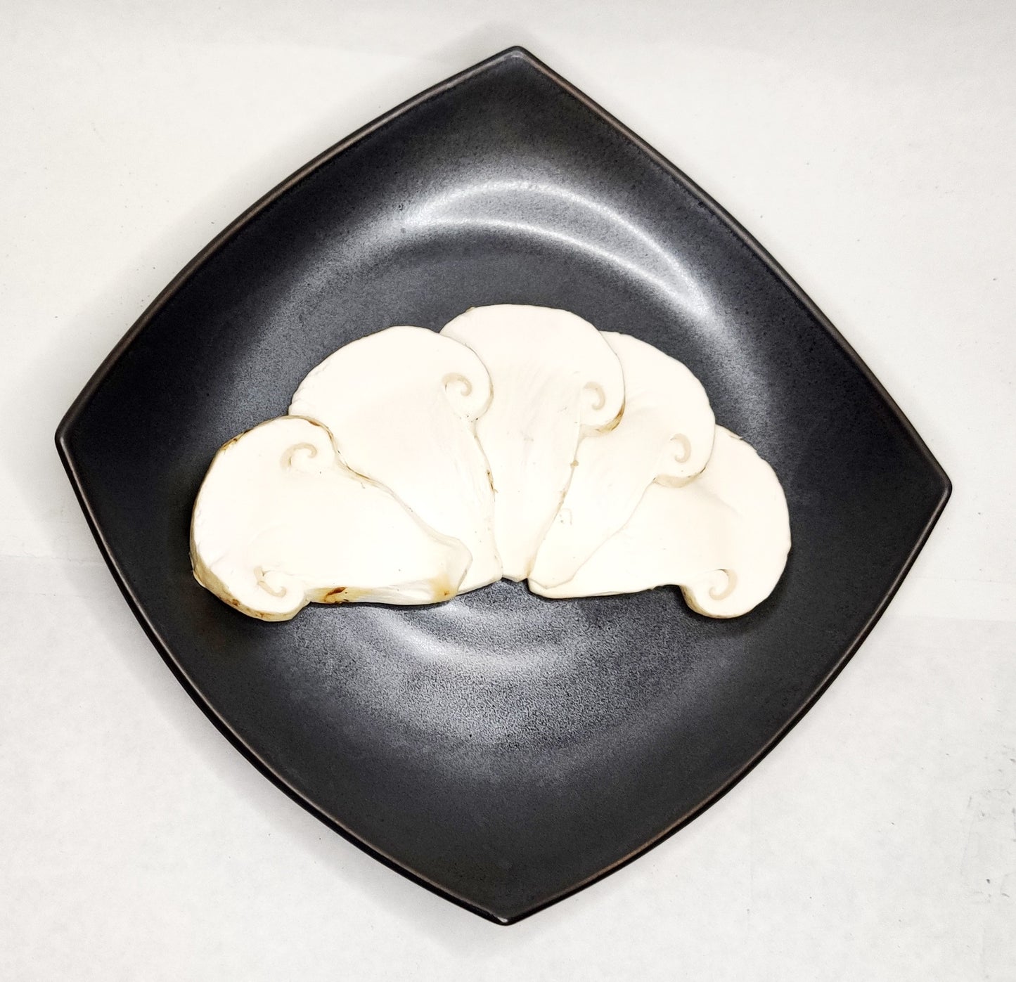 Canadian Fresh Pine (Matsutake) Mushrooms (1kg basket) Please call 6476560668