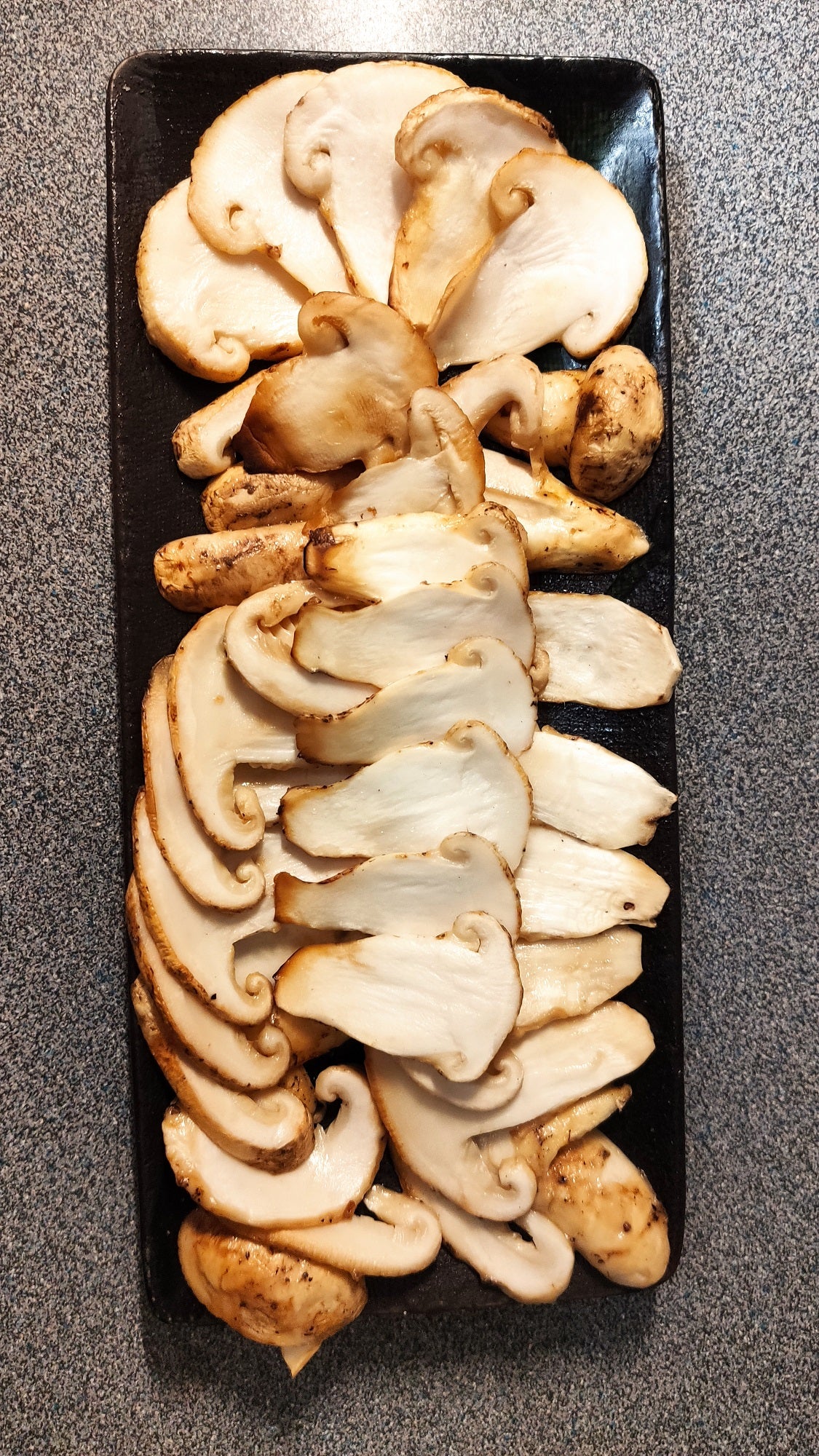 Canadian Fresh Pine (Matsutake) Mushrooms (1kg basket) Please call 6476560668